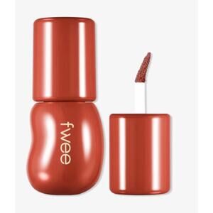 K-Care: fwee 3D Voluming Gloss*lip gloss*high shine and volumizing effect*Scotch